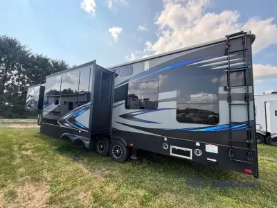 2016 Keystone Fuzion 420 Chrome photo 5