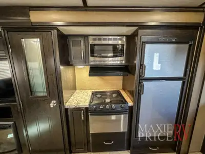 2018 Grand Design Imagine 2950RL photo 16