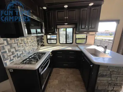 2017 Heartland ROAD WARRIOR 427RW photo 21