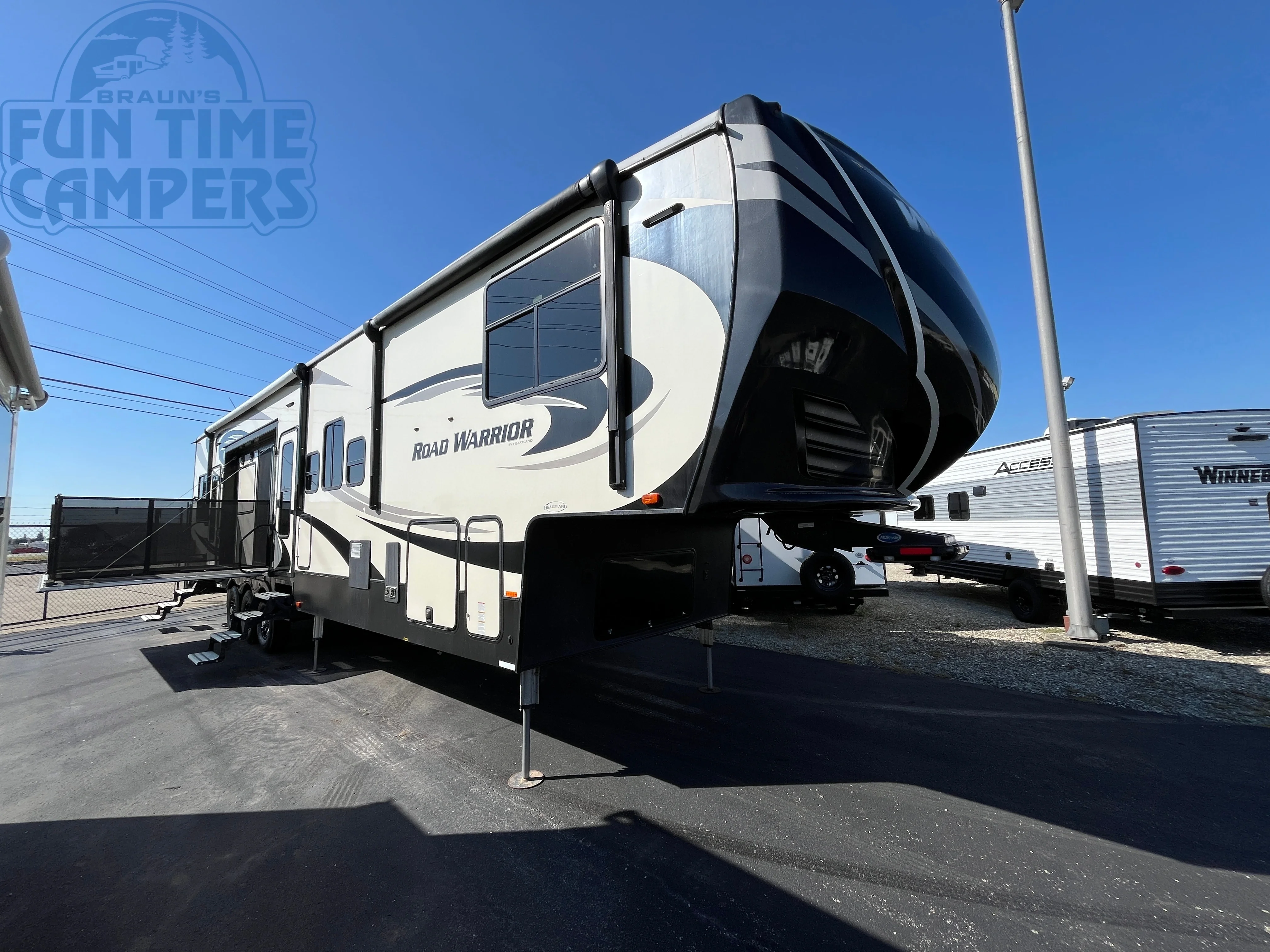 2017 Heartland ROAD WARRIOR 427RW exterior