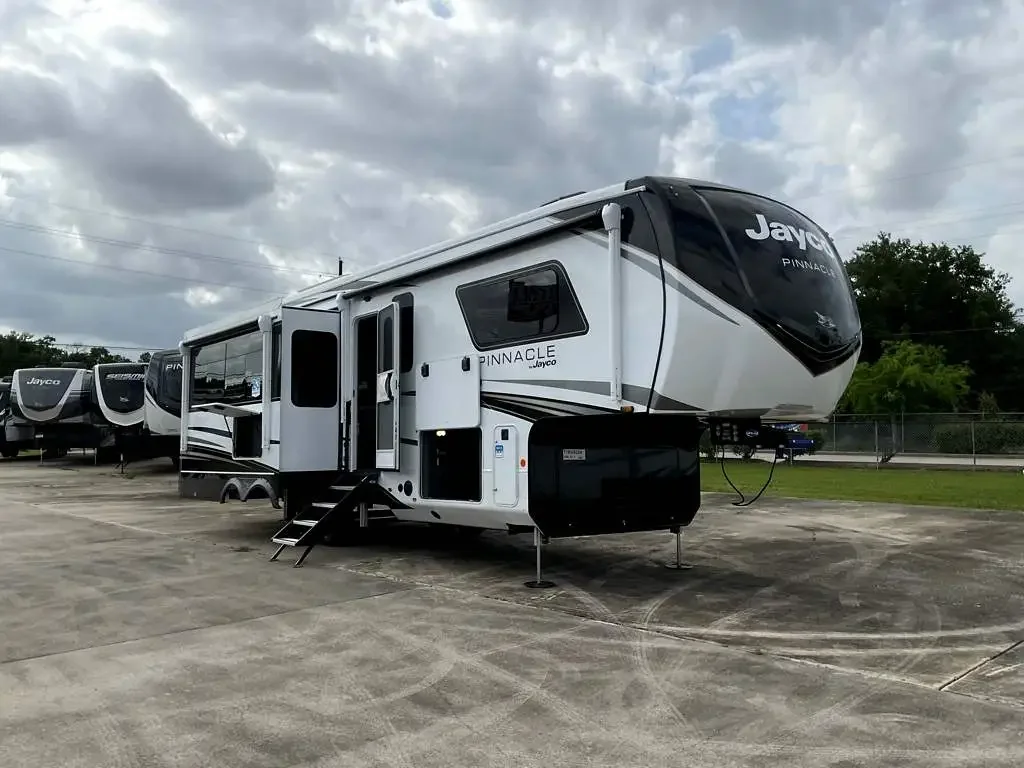 2026 Jayco Pinnacle 32RLTS exterior