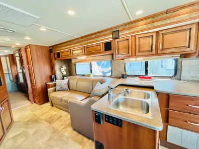 2014 Fleetwood BOUNDER 34M photo 11