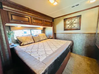 2014 Fleetwood BOUNDER 34M photo 3