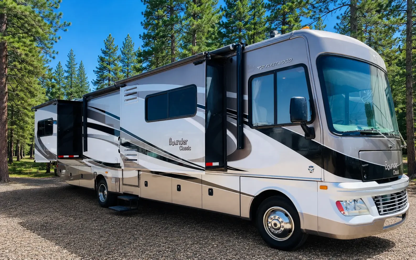 2014 Fleetwood BOUNDER 34M exterior
