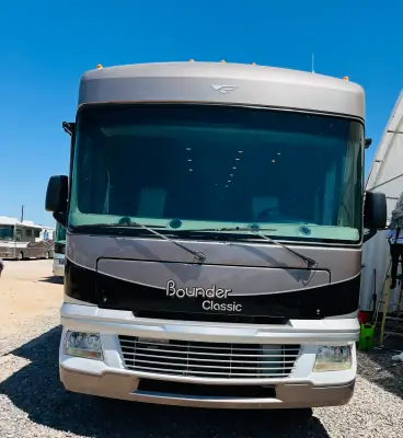 2014 Fleetwood BOUNDER 34M photo 2