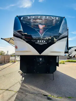 2019 Heartland CYCLONE CY 4101 KING photo 2