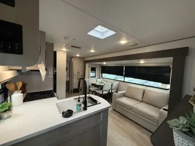 2027 Coachmen Catalina Legacy Edition 343BHTS 2 Queen Beds photo 13