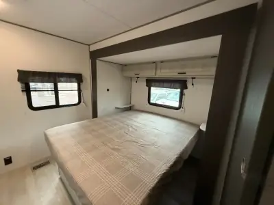 2027 Coachmen Catalina Legacy Edition 343BHTS 2 Queen Beds photo 57