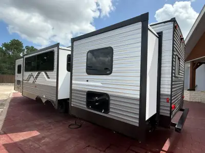 2027 Coachmen Catalina Legacy Edition 343BHTS 2 Queen Beds photo 6
