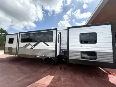 2027 Coachmen Catalina Legacy Edition 343BHTS 2 Queen Beds photo 7
