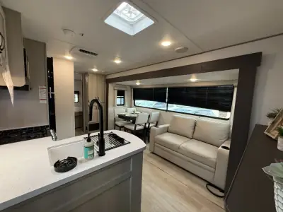 2027 Coachmen Catalina Legacy Edition 343BHTS 2 Queen Beds photo 29