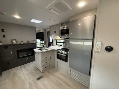 2027 Coachmen Catalina Legacy Edition 343BHTS 2 Queen Beds photo 70