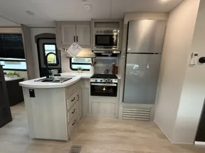 2027 Coachmen Catalina Legacy Edition 343BHTS 2 Queen Beds photo 34