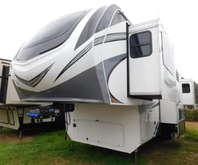 2021 Grand Design Solitude ST346FLS photo 3
