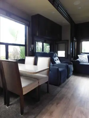 2018 Tiffin Motorhomes Vilano Vanleigh 320GK photo 17