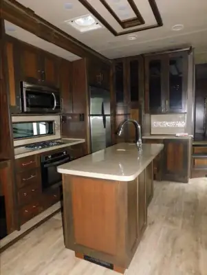 2018 Tiffin Motorhomes Vilano Vanleigh 320GK photo 9