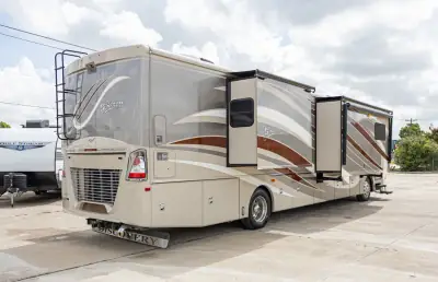 2014 Fleetwood Discovery 40E photo 5
