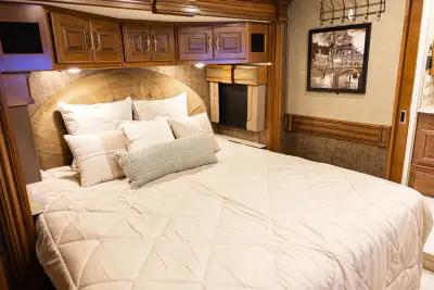 2014 Fleetwood Discovery 40E photo 38