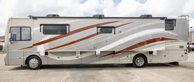 2014 Fleetwood Discovery 40E photo 4