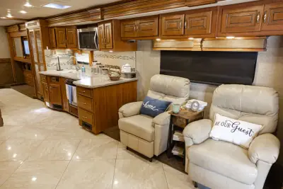 2014 Fleetwood Discovery 40E photo 23