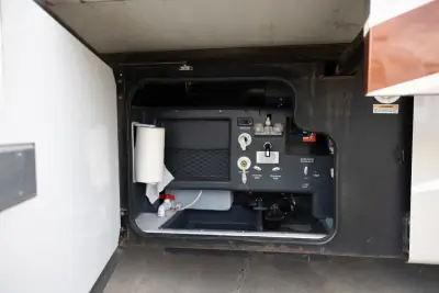 2014 Fleetwood Discovery 40E photo 18