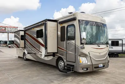 2014 Fleetwood Discovery 40E photo 2