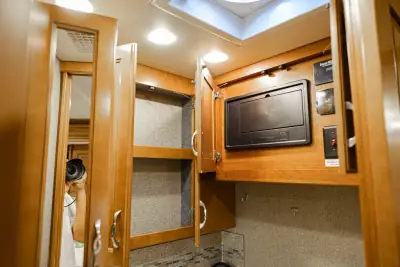 2014 Fleetwood Discovery 40E photo 36