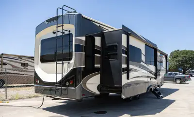 2018 Keystone Montana 3811MS photo 3