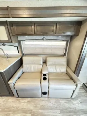2021 Thor Motor Coach Hurricane 29M photo 11