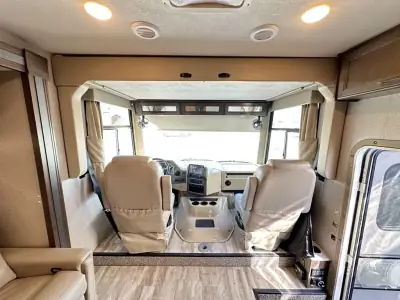 2021 Thor Motor Coach Hurricane 29M photo 4