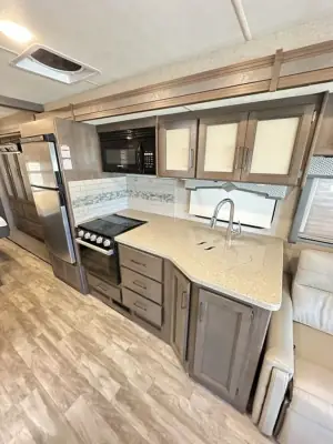 2021 Thor Motor Coach Hurricane 29M photo 12