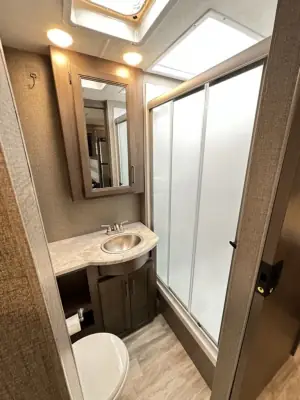 2021 Thor Motor Coach Hurricane 29M photo 16
