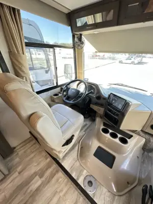 2021 Thor Motor Coach Hurricane 29M photo 5