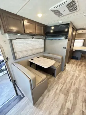 2021 Thor Motor Coach Hurricane 29M photo 9