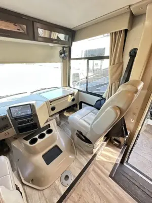 2021 Thor Motor Coach Hurricane 29M photo 6