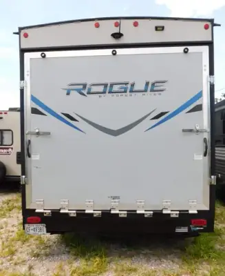 2021 Forest River Vengeance Rogue 26VKS photo 4
