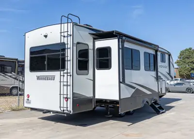 2021 Winnebago Voyage V3134RL photo 3