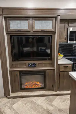 2021 Winnebago Voyage V3134RL photo 13