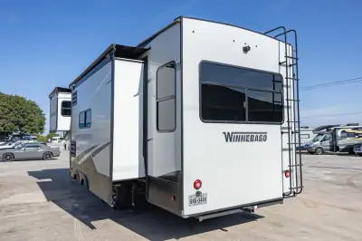 2021 Winnebago Voyage V3134RL photo 4