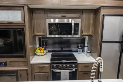 2021 Winnebago Voyage V3134RL photo 15