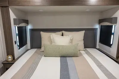 2021 Winnebago Voyage V3134RL photo 28