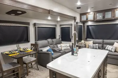 2021 Winnebago Voyage V3134RL photo 9