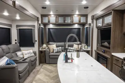2021 Winnebago Voyage V3134RL photo 10