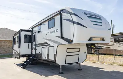 2021 Winnebago Voyage V3134RL photo 2