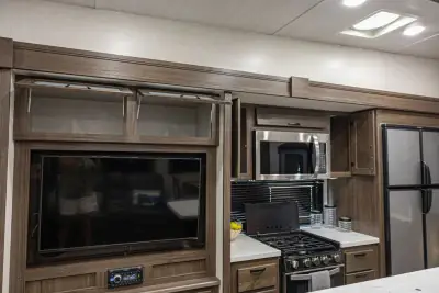 2021 Winnebago Voyage V3134RL photo 24