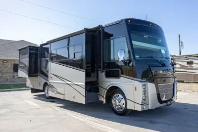 2019 Winnebago Sightseer 33C photo 2