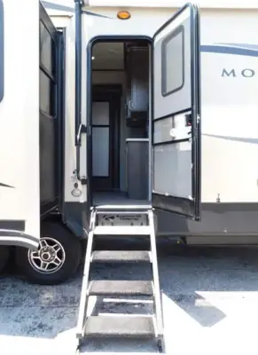 2019 Keystone Montana High Country 330RL photo 8