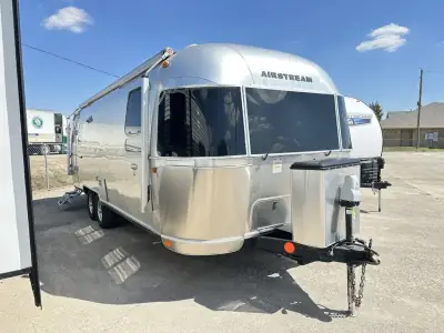 2019 Airstream International Serenity 27FB photo 2