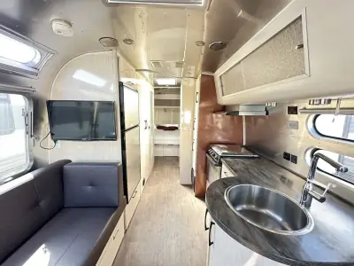 2019 Airstream International Serenity 27FB photo 4
