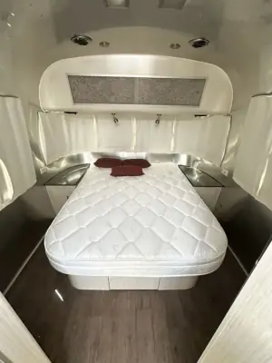 2019 Airstream International Serenity 27FB photo 10